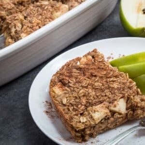 Wholesome and traditional apple cinnamon oatmeal bake. Perfect for brunch or a family breakfast!