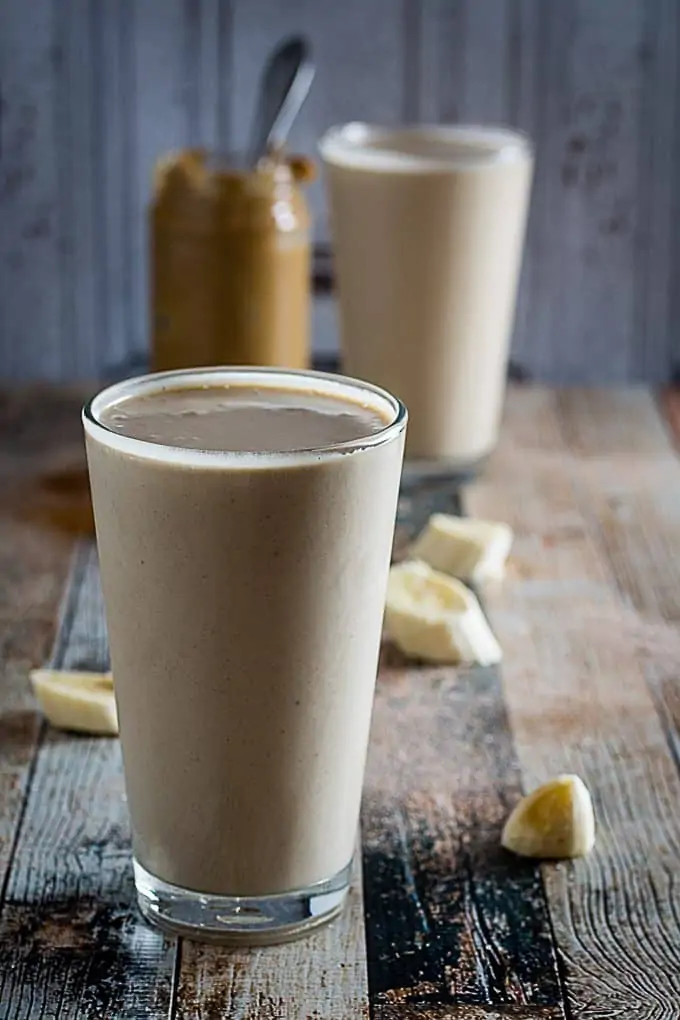 A nutritious spread of bulking breakfast meals showcasing high-protein, high-calorie dishes like oatmeal, eggs, and smoothies, perfect for muscle gain and energy.